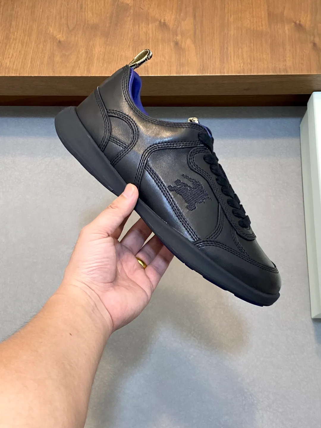 Men's men's shoes 💰660 𝐁𝐔𝐑𝐁𝐄𝐑𝐑𝐘# Burberry's new war horse plaid casual sneakers, new terrace casual sneakers·Burberry (Burberry) classic elements, super comfortable shoes··Knight blue non-slip soles. Finally I saw the latest diagonal checkered sneakers. The colors are really good-looking and can be matched with any way. Sneakers in cotton blend. Crafted in an Italian workshop, it features a worsted Burberry check pattern. Featuring a mesh lining and checkered laces, the rubber sole features the archive Burberry monogram. From Burberry's iconic collection, these wardrobe staples are interpreted with the brand's signature style. The round toe and tongue are embellished with the Equestrian Knight logo (EKD) label, leather insole, and the sole is embellished with the Burberry letter logo size: 38-44 (customized for 45 and 46)